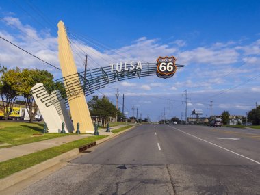 Tulsa Oklahoma 'da tarihi Route 66 sokak manzarası