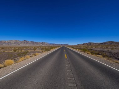 Nevada çölünde boş bir sokak.