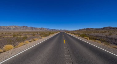 Nevada çölünde boş bir sokak.