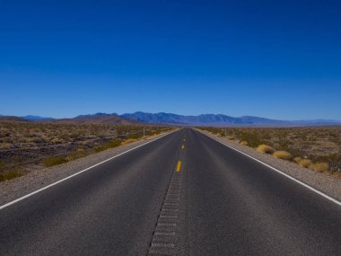Nevada çölünde boş bir sokak.