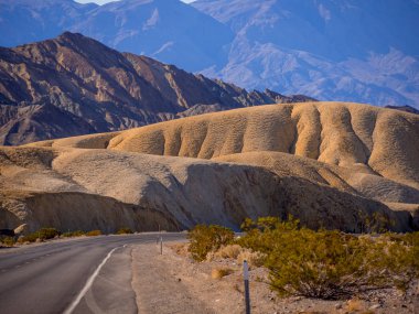 Kaliforniya 'daki Ölüm Vadisi Ulusal Parkı' ndan geçen güzel manzara rotası