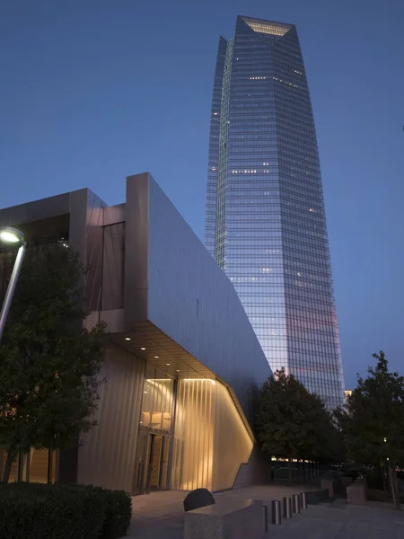Edificio Devon Energy en el centro de Oklahoma City - vista nocturna — Foto de Stock