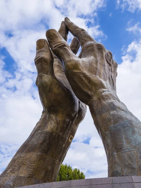 Enormes mãos de oração escultura na Universidade Oral Roberts em Oklahoma — Fotografia de Stock