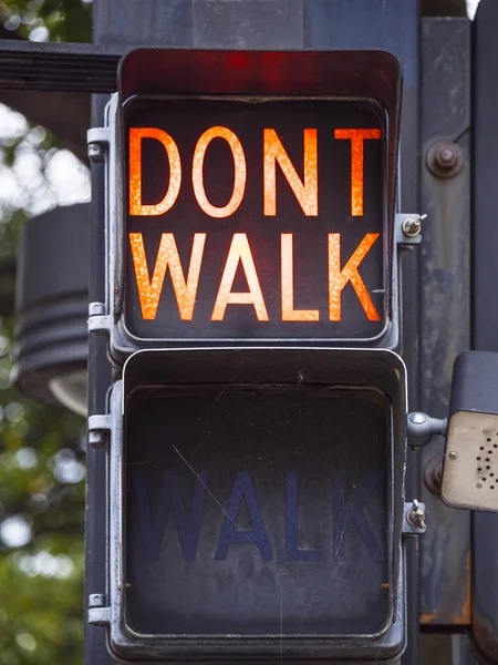 步行- -别走图尔萨市中心的旧红绿灯 — 图库照片