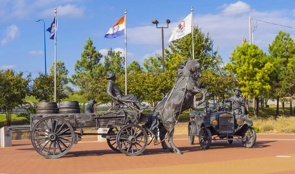 Сайрус Avery сторіччю Plaza у місті Tulsa — стокове фото