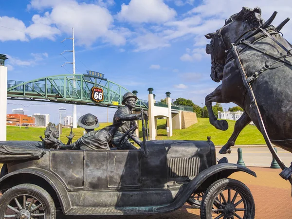 Сайрус Avery сторіччю Plaza у місті Tulsa — стокове фото