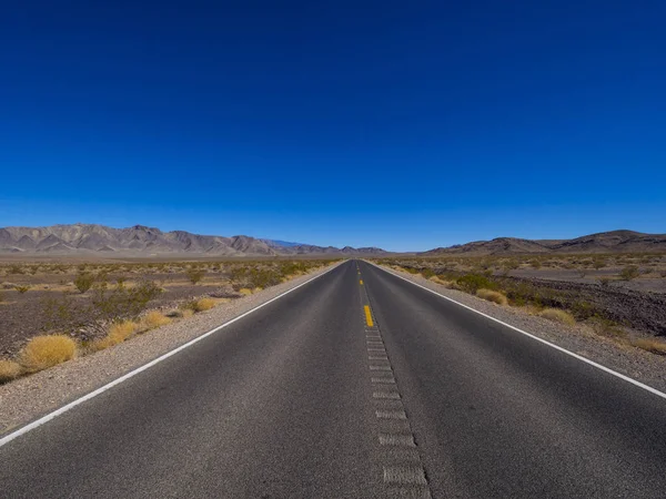 Пустая улица в пустыне Невады — стоковое фото
