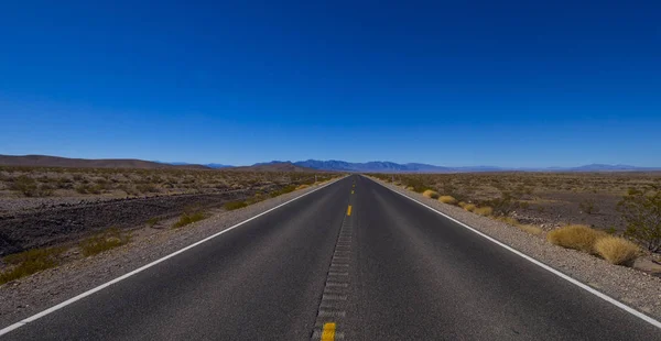 Calle vacía en el desierto de Nevada — Foto de Stock