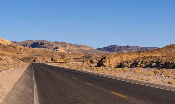 Aussichtsstraße in der Wüste von Nevada - Nationalpark Death Valley — Stockfoto