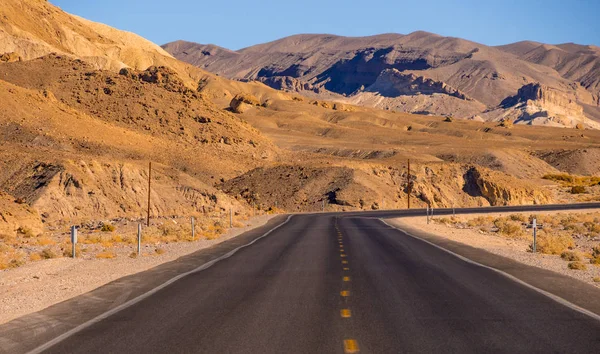 Festői szépségű úton a Nevada sivatag - Death Valley National Park — Stock Fotó