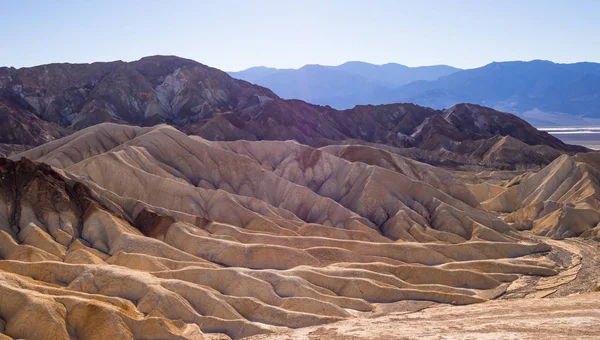 Die erstaunlichen farbenfrohen Felsen und Berge im Death-Valley-Nationalpark - Künstlerpalette — Stockfoto