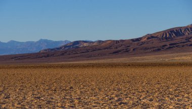 Ölüm Vadisi Ulusal Parkı Kaliforniya 'nın güzel manzarası - Badwater tuz gölü