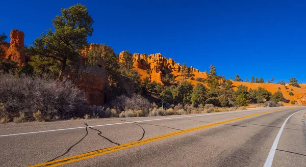 Atemberaubende Landschaft am Red Canyon in Uta an einem sonnigen Tag — Stockfoto