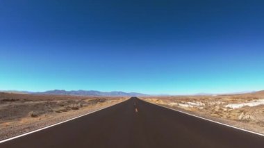 Ölüm Vadisi Ulusal Parkı 'ndan geçmek - çölde sonsuz sokaklar