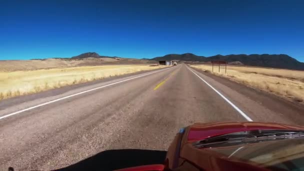Проезд через Национальный парк Долина Смерти - бесконечные улицы в пустыне — стоковое видео