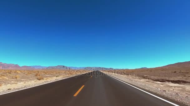 开车穿过死谷国家公园-沙漠中无尽的街道 — 图库视频影像