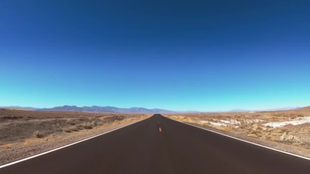 Dirigir pelo Parque Nacional do Vale da Morte - ruas intermináveis no deserto — Vídeo de Stock