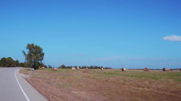 Hayballs na grama no campo de Oklahoma — Vídeo de Stock