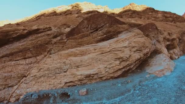 De röda klipporna i Death Valley National Park vid Mosaic Canyon — Stockvideo