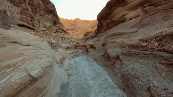 Un paseo por Mosaic Canyon en el Parque Nacional Death Valley California — Vídeo de stock