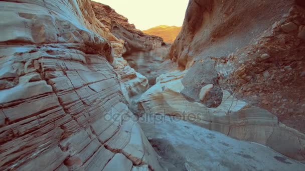 Ölüm Vadisi Ulusal Parkı 'ndaki Mozaik Kanyonu — Stok video