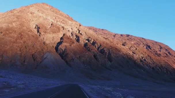Guidare attraverso il colorato Parco Nazionale della Valle della Morte — Video Stock