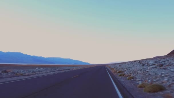 无尽的道路通过惊人的死亡谷国家公园 — 图库视频影像