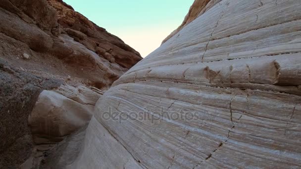 Úžasné skály a kamenné zdi v Mosaic Canyon - Death Valley National Park — Stock video