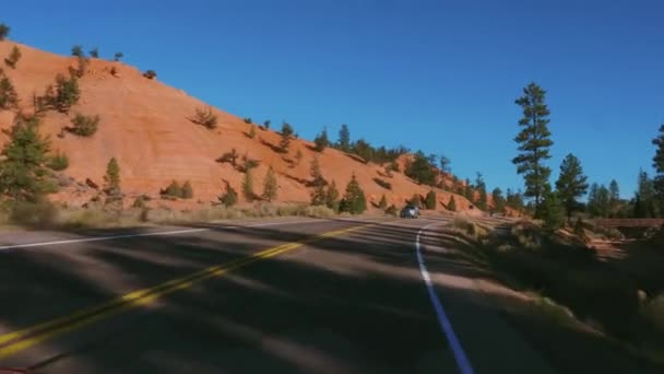 Schöne Landschaft entlang der Landstraßen in utah - red canyon — Stockvideo