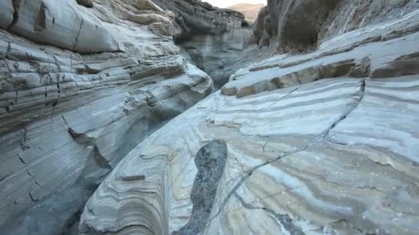 Τα εκπληκτικά βράχια και πέτρινοι τοίχοι στο μωσαϊκό φαράγγι - κοιλάδα του θανάτου εθνικό πάρκο — Αρχείο Βίντεο