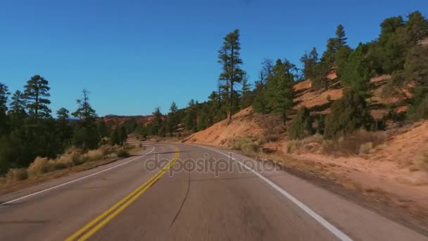 Underbar natur på Red Canyon i Utah - Pov körning på landsvägar — Stockvideo