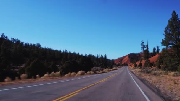 Úžasné krajiny, v Red Canyon v Utahu - akční jízdu — Stock video