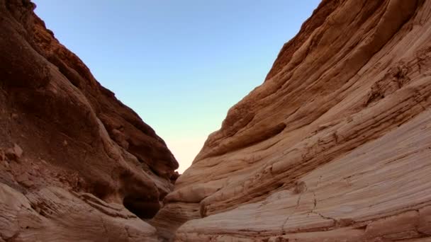 Caminhando pelo famoso Mosaic Canyon no Parque Nacional Death Valley, na Califórnia — Vídeo de Stock