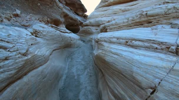 Caminhando pelo famoso Mosaic Canyon no Parque Nacional Death Valley, na Califórnia — Vídeo de Stock