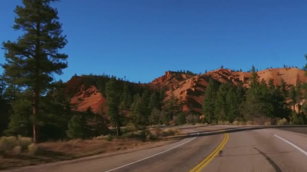 Wunderbare Natur am Roten Canyon in Utahua - pov fahren auf Landstraßen — Stockvideo