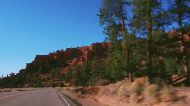 Schöne Landschaft entlang der Landstraßen in utah - red canyon — Stockvideo