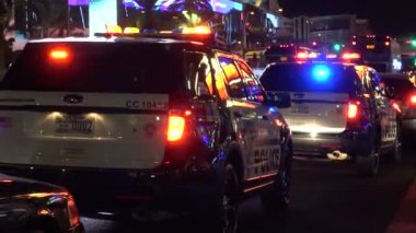 Polis arabaları gece Las Vegas 'ta görevdeydi.