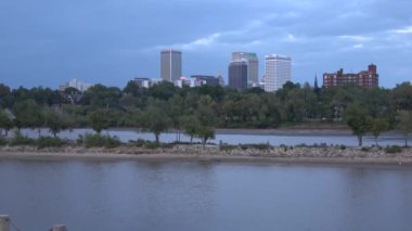 Tulsa şehir merkezindeki Skyline - Arkansas Nehri ile geniş açı