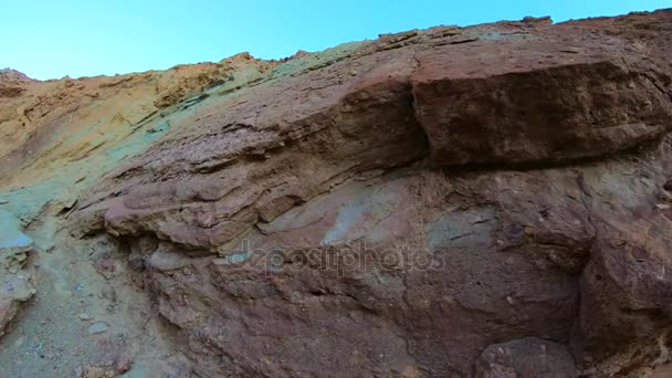 Ölüm Vadisi Ulusal Parkı 'nda bir akşam yürüyüşü - Altın Kanyon — Stok video