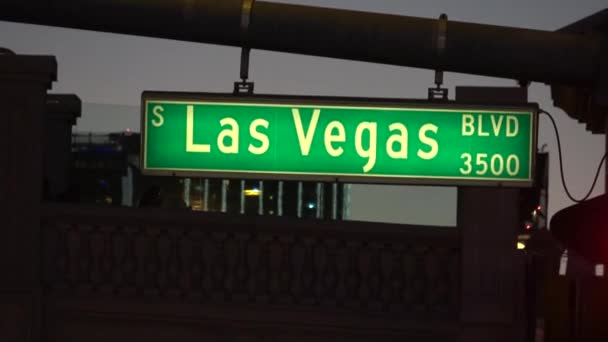 Straatbord Las Vegas Boulevard 's nachts — Stockvideo