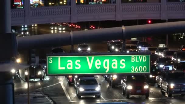 Gatuskylt Las Vegas Boulevard på natten — Stockvideo