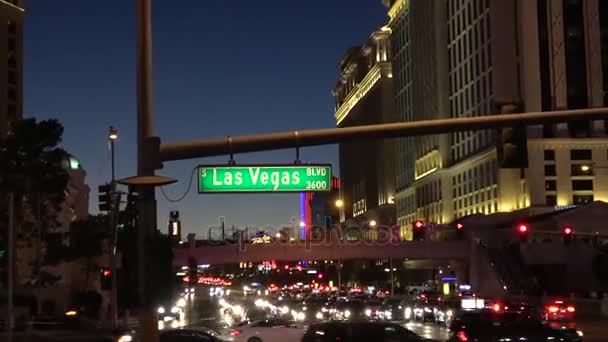 Sinal de rua Las Vegas Boulevard à noite — Vídeo de Stock