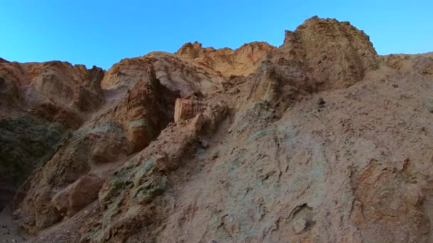 Cores incríveis no Vale da Morte - as rochas do Desfiladeiro Dourado — Vídeo de Stock