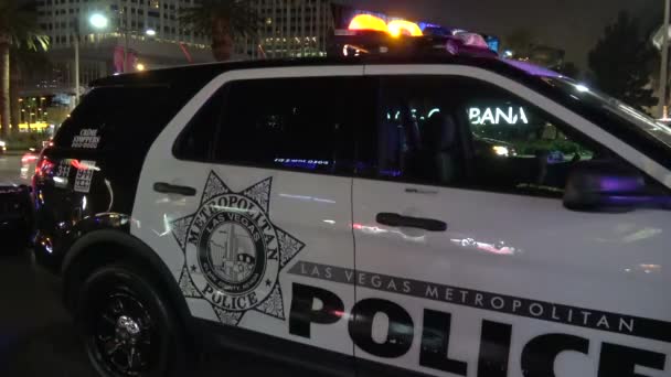 Las Vegas Polisen Bil på remsan på natten — Stockvideo