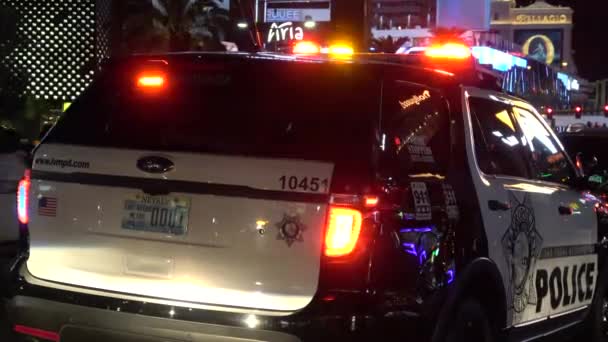 Politieauto 's in Las Vegas' s nachts — Stockvideo