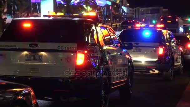Полицейские машины дежурят в Лас-Вегасе ночью — стоковое видео