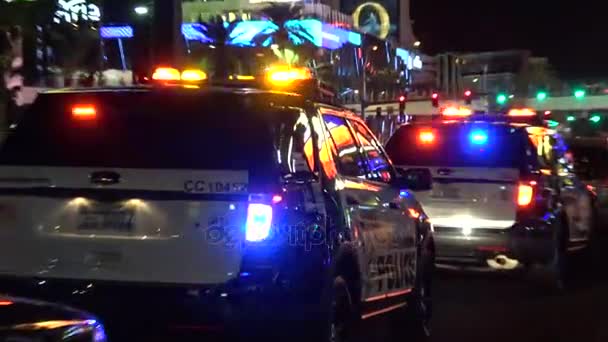Полоса Лас-Вегаса ночью - полицейские машины дежурят — стоковое видео