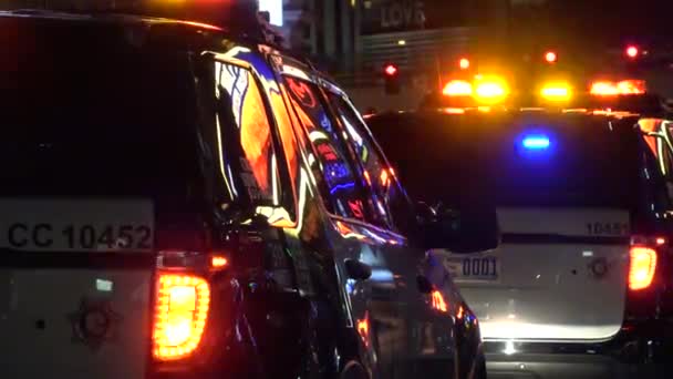 Полицейские машины дежурят в Лас-Вегасе ночью — стоковое видео
