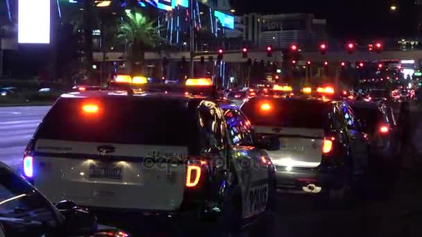 夜のラスベガス・ストリップ-勤務中の警察車両 — ストック動画