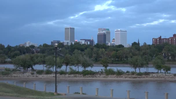 Skyline of Downtown Tulsa - широкоугольный вид вечером — стоковое видео